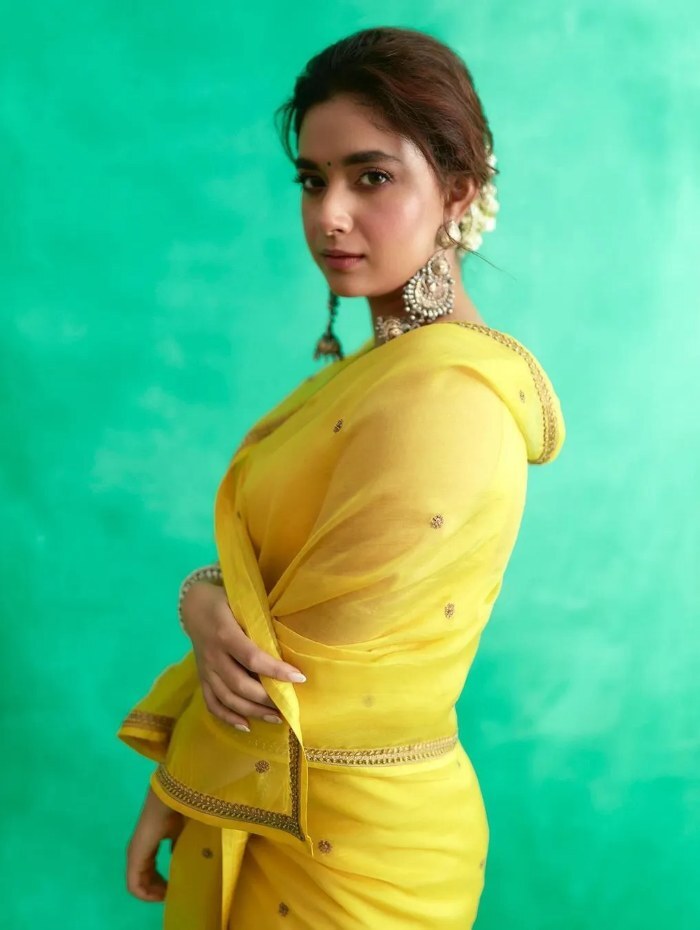 ಹಳದಿ ಬಣ್ಣದ ಸೀರೆಯಲ್ಲಿ ಮಹಾನಟಿ ಕೀರ್ತಿ ಸುರೇಶ್ ಮೋಡಿ 