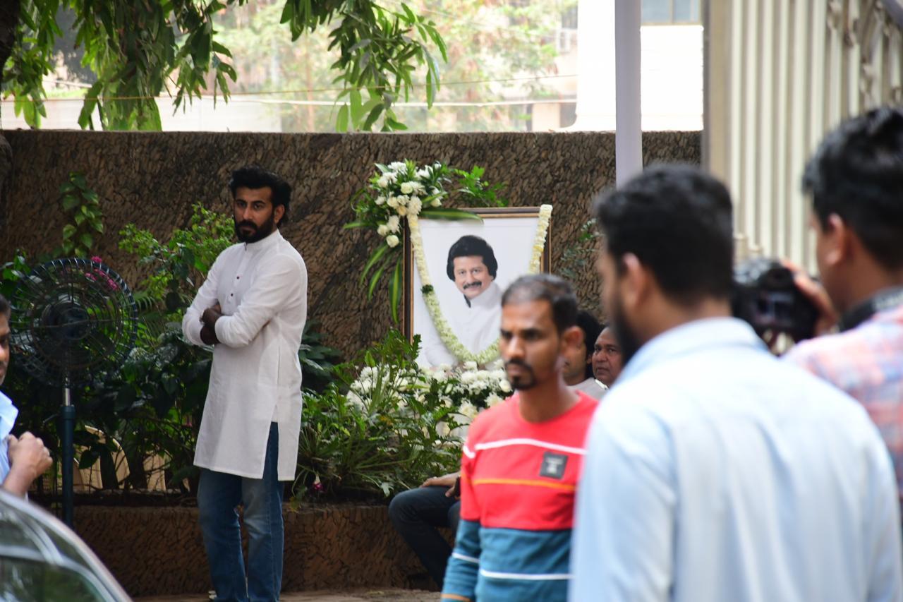 Celebs at Pankaj Udhas residence before the final rites.