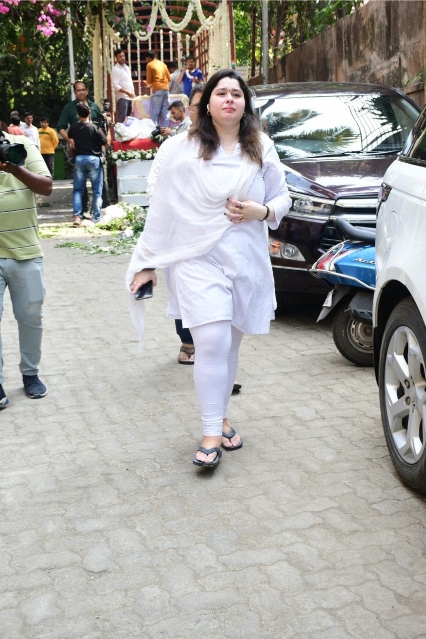 Nayaab Udhas, daughter of Pankaj Udhas, arrives at his residence, joining in the moments of mourning