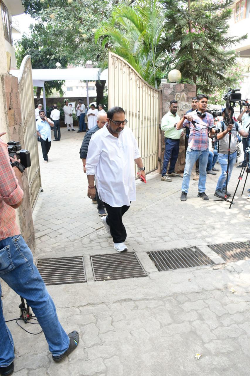 Shankar Mahadevan visits Pankaj Udhas's residence ahead of the final rites, offering condolences