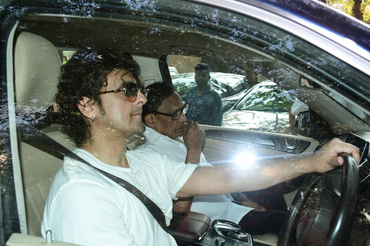 Sonu Nigam graces for the final rites of singer Pankaj Udhas.