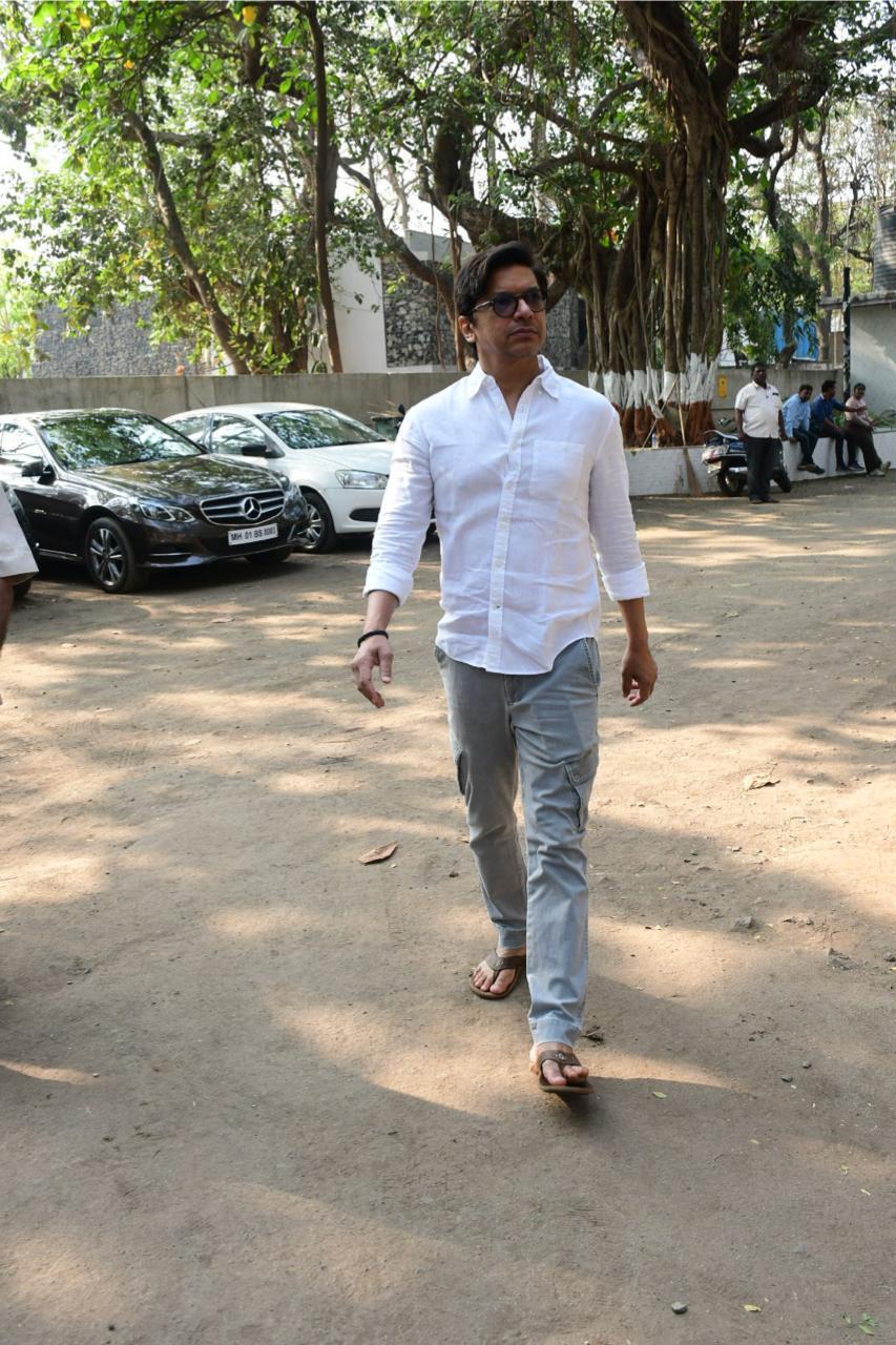Shaan graces for the final rites of singer Pankaj Udhas.