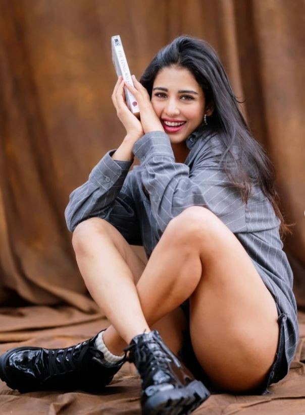 Heroine Daksha Nagarkar Photo