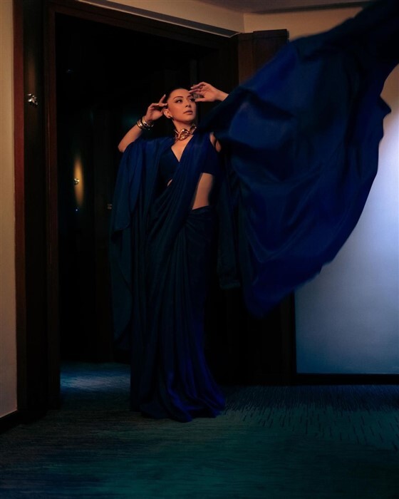 Hansika Motwani in blue saree