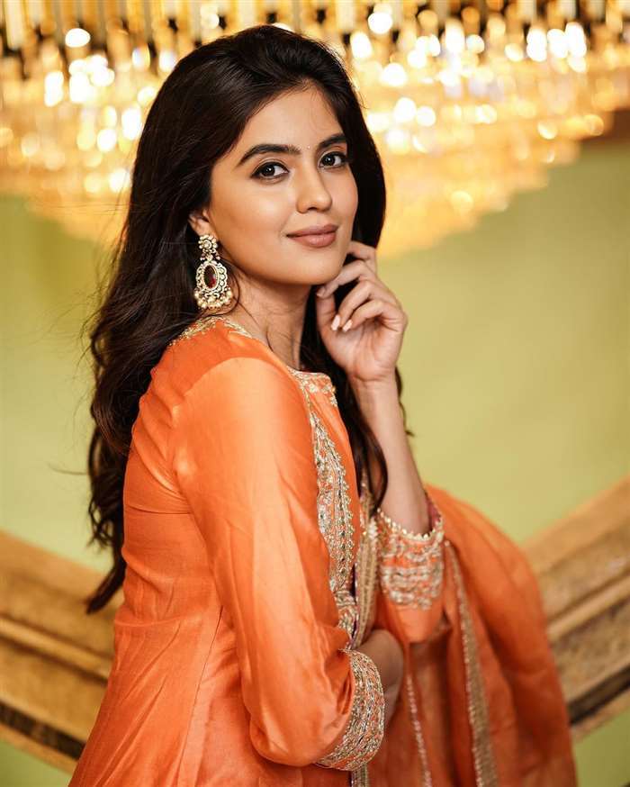 Heritage Elegance: Amritha Aiyer Shines in Traditional Wear