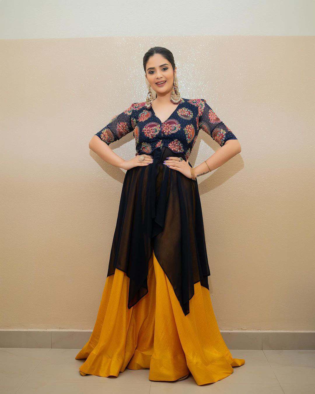 Sreemukhi Crazy Look