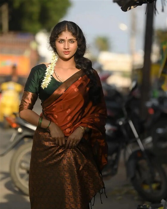 ಆರ್‌ಜಿವಿಯ ಫೇವರಿಟ್ ಹೀರೊಯಿನ್ 'ಆರಾಧ್ಯ ದೇವಿ' ಸೀರೆಯುಟ್ಟು ಬಂದಾಗ.. ಹಾರಿತು ...
