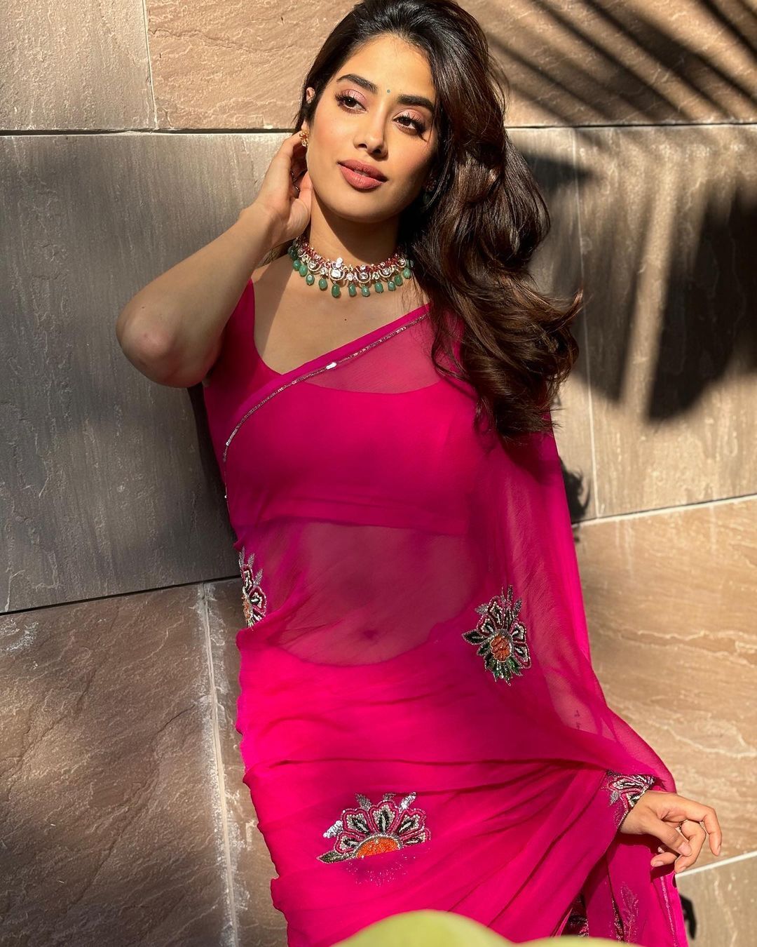 Janhvi Kapoor looks enchanting in a pink chiffon sare