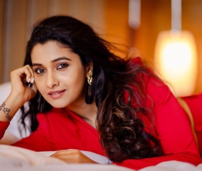 I want to kiss Allu Arjun onscreen, reveals Priya Bhavani Shankar