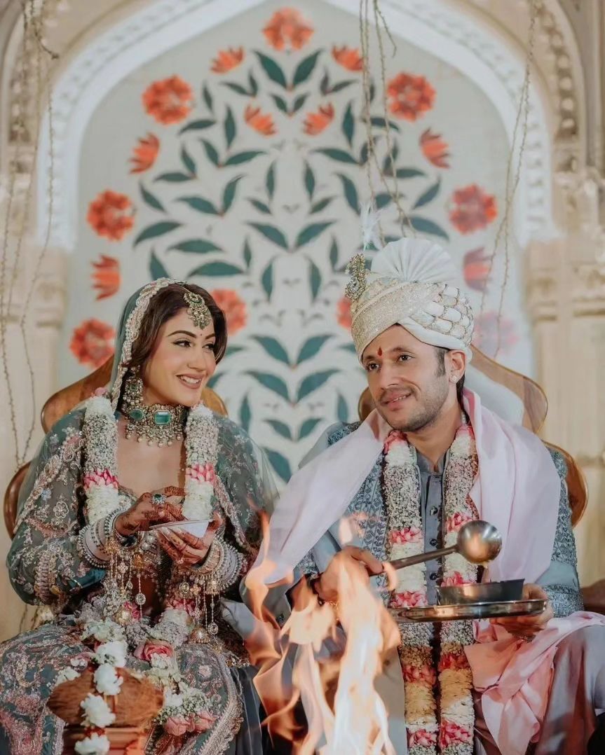 couple organized a large wedding at the Chomu Palace Hotel in Jaipur, Rajasthan.