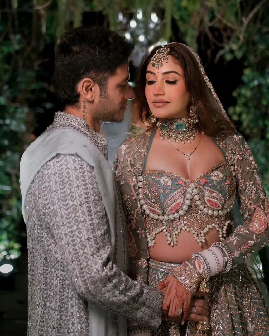 Surbhi's Jewellery of an extravagant choker, maangtika