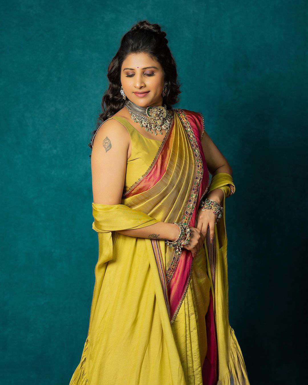 Singer mangli Crazy Pics