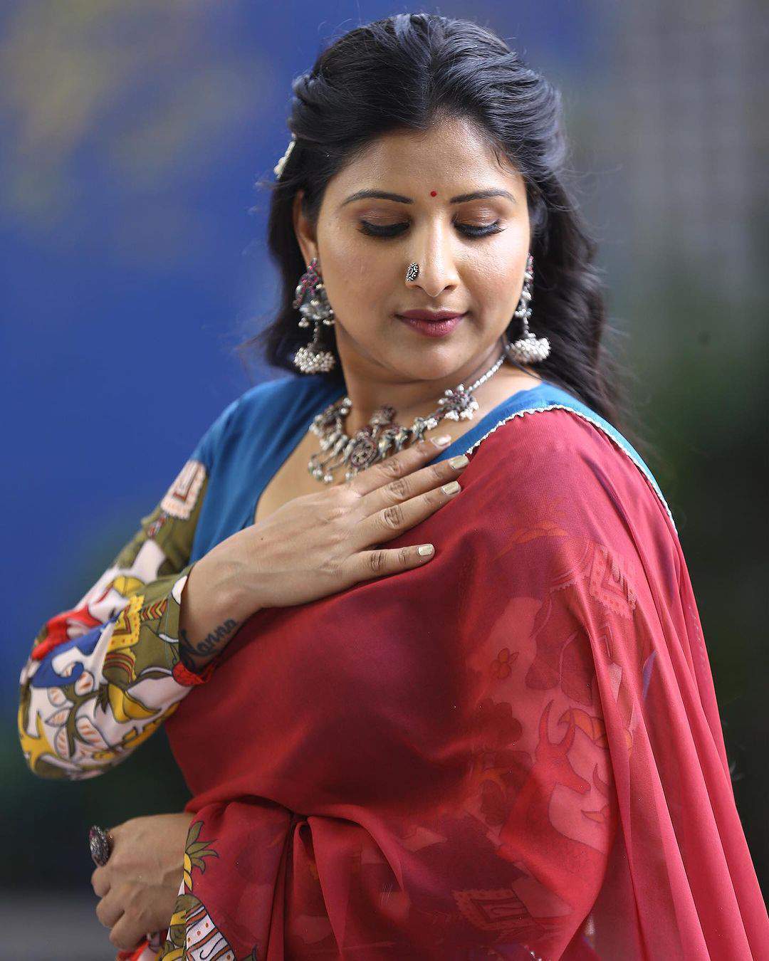 Singer mangli Sizzling Look