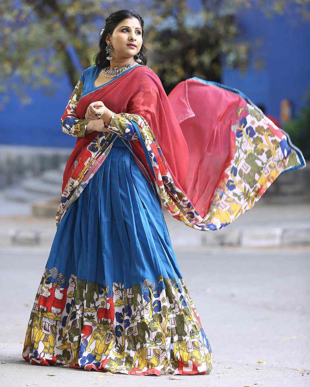 Singer mangli Sizzling Photos