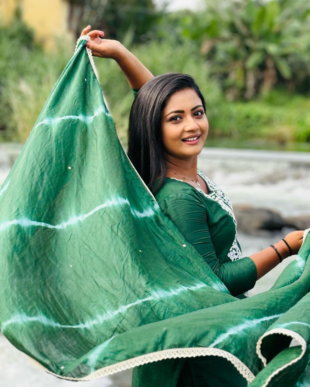 Siragadikka Aasai serial actress Gomathi Priya married look photos trending
