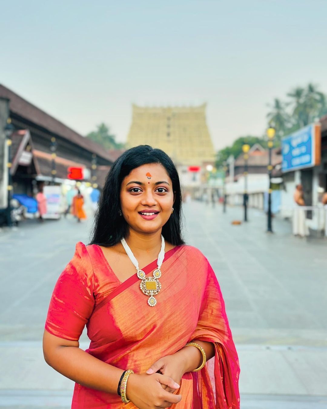 Siragadikka Aasai serial actress Gomathi Priya married look photos trending