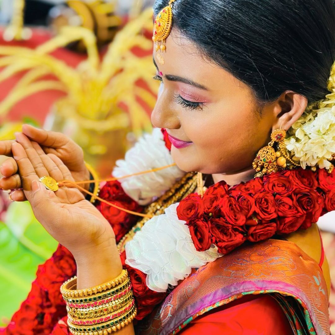 Siragadikka Aasai serial actress Gomathi Priya married look photos trending