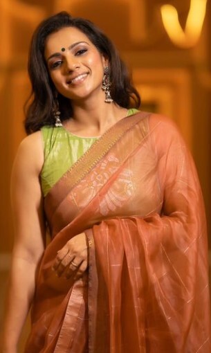 Sruthi Hariharan's Photoshoot In Polka Dot dress goes viral