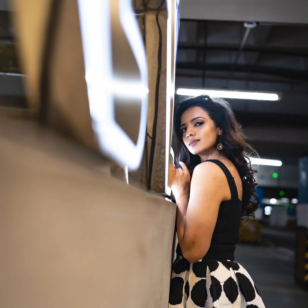 Sruthi Hariharan's Photoshoot In Polka Dot dress goes viral