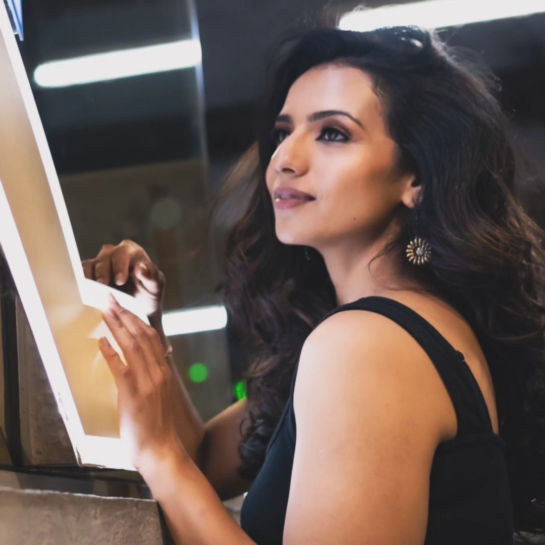 Sruthi Hariharan's Photoshoot In Polka Dot dress goes viral