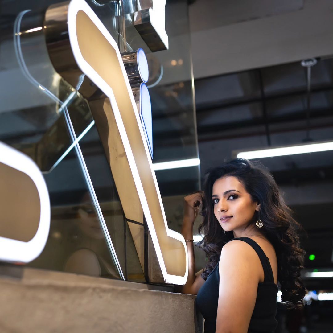 Sruthi Hariharan's Photoshoot In Polka Dot dress goes viral
