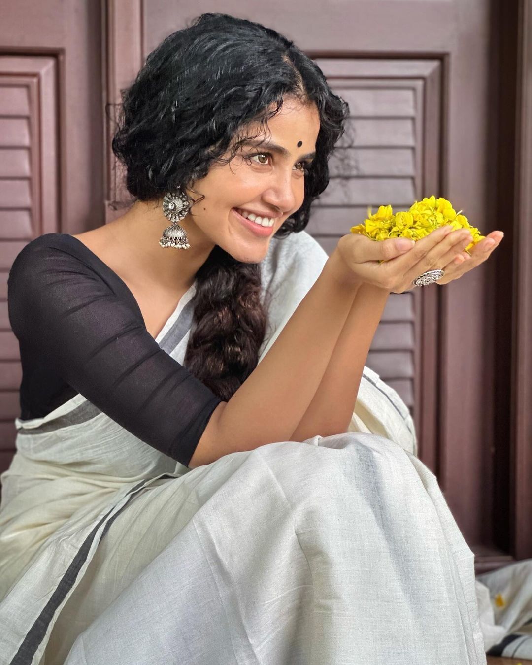 Anupama Parameswaran dazzles in Vishu saree look, see pics