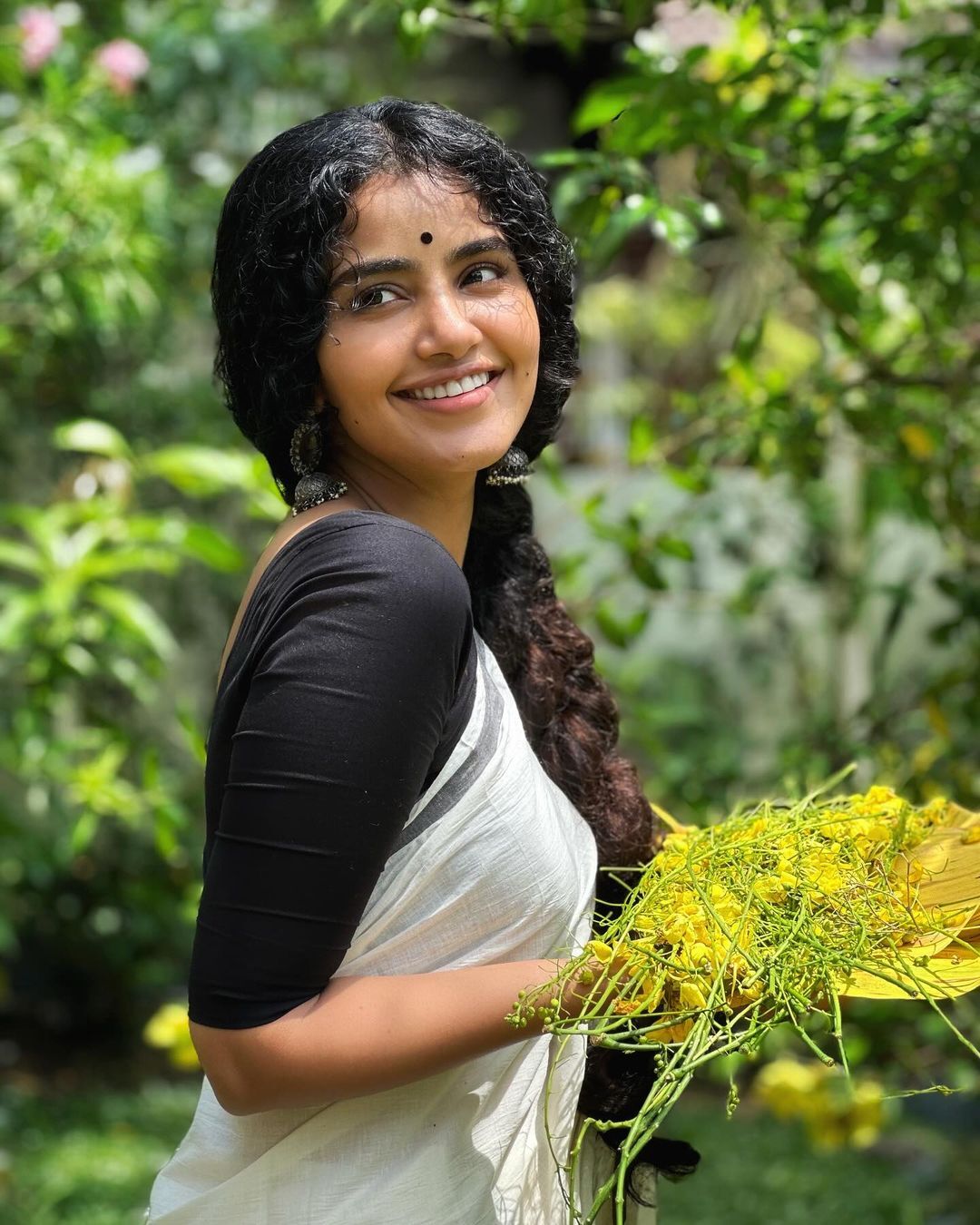 Anupama Parameswaran dazzles in Vishu saree look, see pics