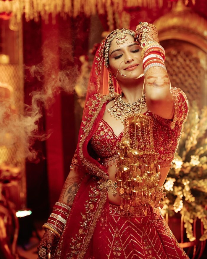 Her bridal jewellery featured hints of red with gold accents