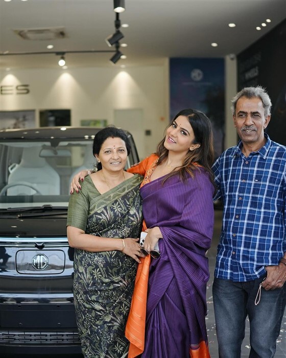 Bigg Boss Fame Namratha Gowda buys Cute MG comet EV Car