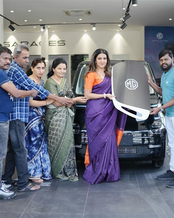Bigg Boss Fame Namratha Gowda buys Cute MG comet EV Car