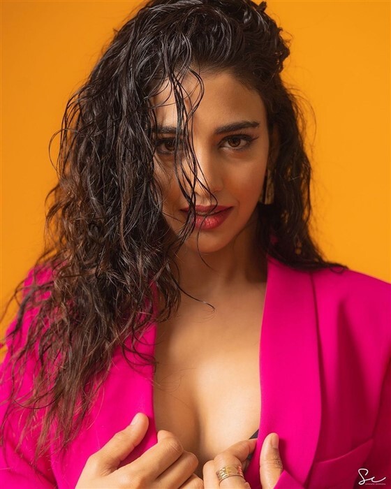 Daksha Nagarkar Photos