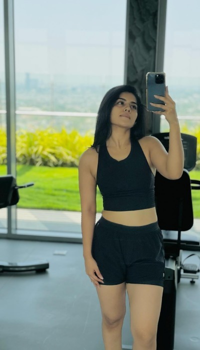 Megha shetty's stunning pose in gym attire