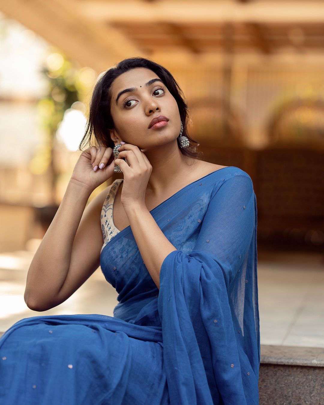 Shivathmika Rajashekar: స్లీవ్‌లెస్ బ్లౌజు, సన్నని చీర.. సంపెంగలాంటి ...