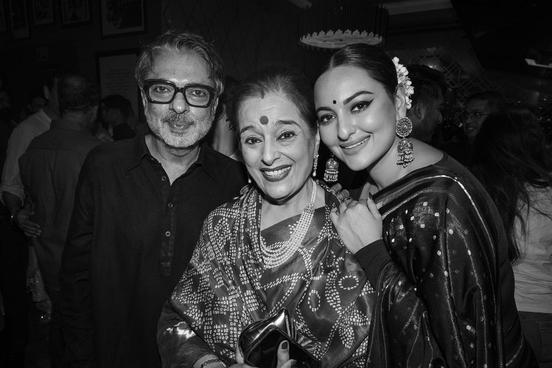 Sanjay Leela Bhansali strikes a pose with Sonakshi Sinha and her mother, Poonam Sinha.