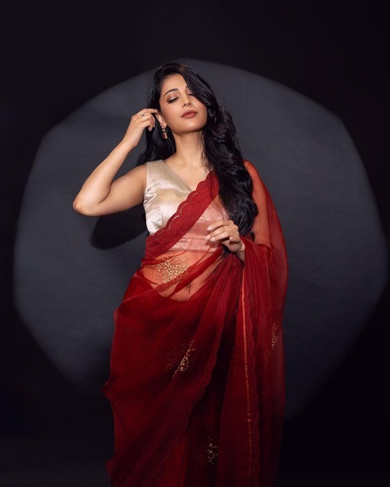 South Actress Shruti Haasan maroon saree photoshoot trending