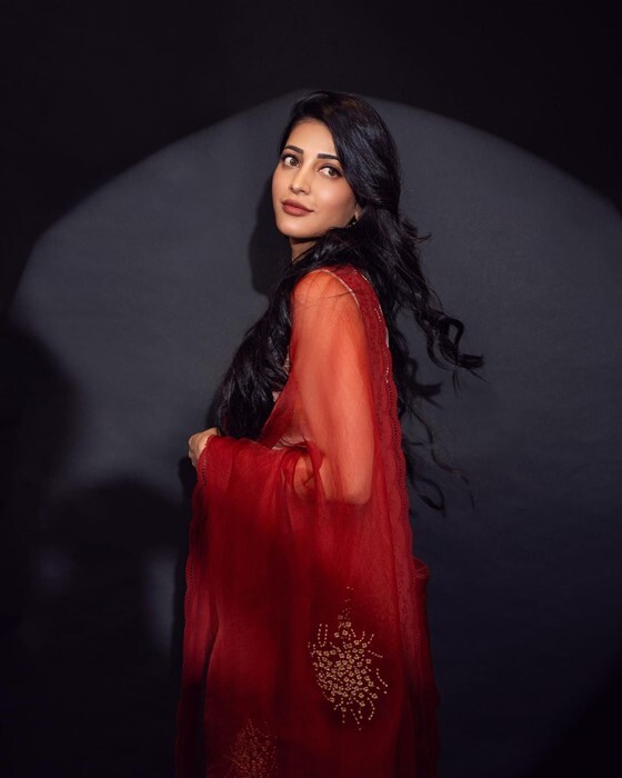 South Actress Shruti Haasan maroon saree photoshoot trending