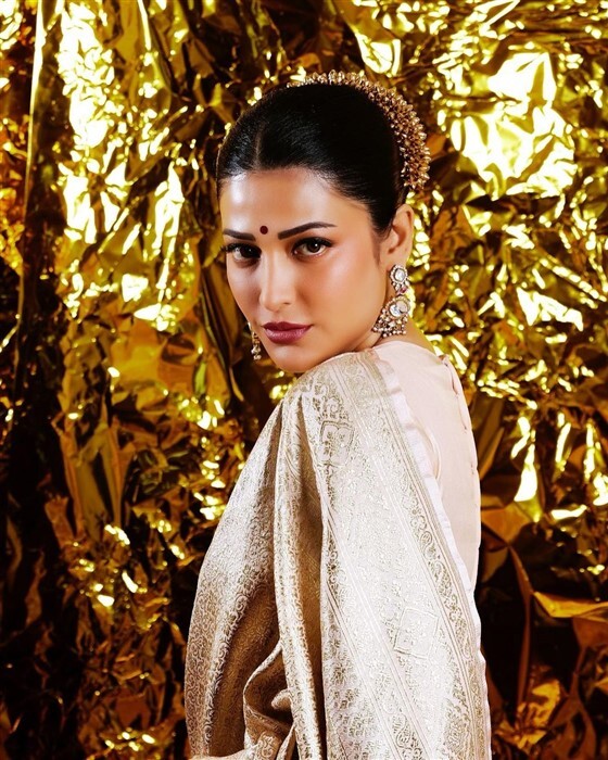 South Actress Shruti Haasan maroon saree photoshoot trending
