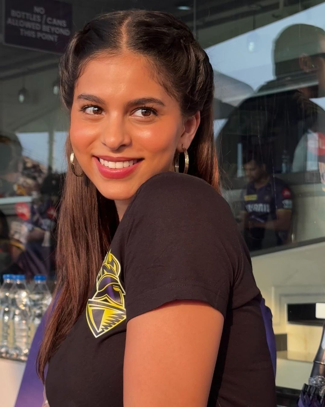 Suhana Khan sharing multiple sun-kissed images from the stands