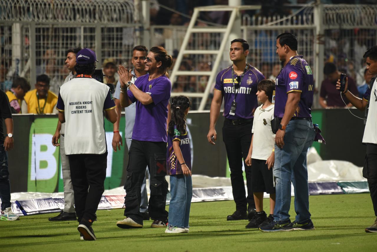 Shah Rukh Khan Celebrates KKR's Triumph With Victory Lap At Stadium