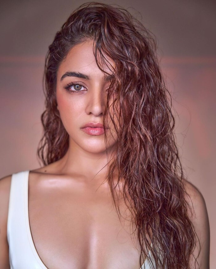 Wamiqa’s vibrant curly hair