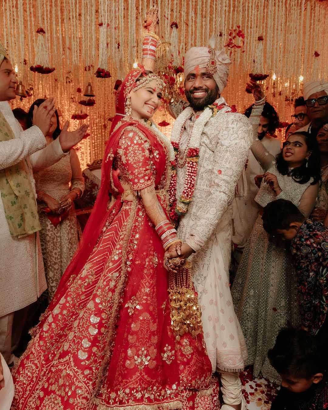 Arti chose a red regal lehenga that exuded elegance and grandeur.