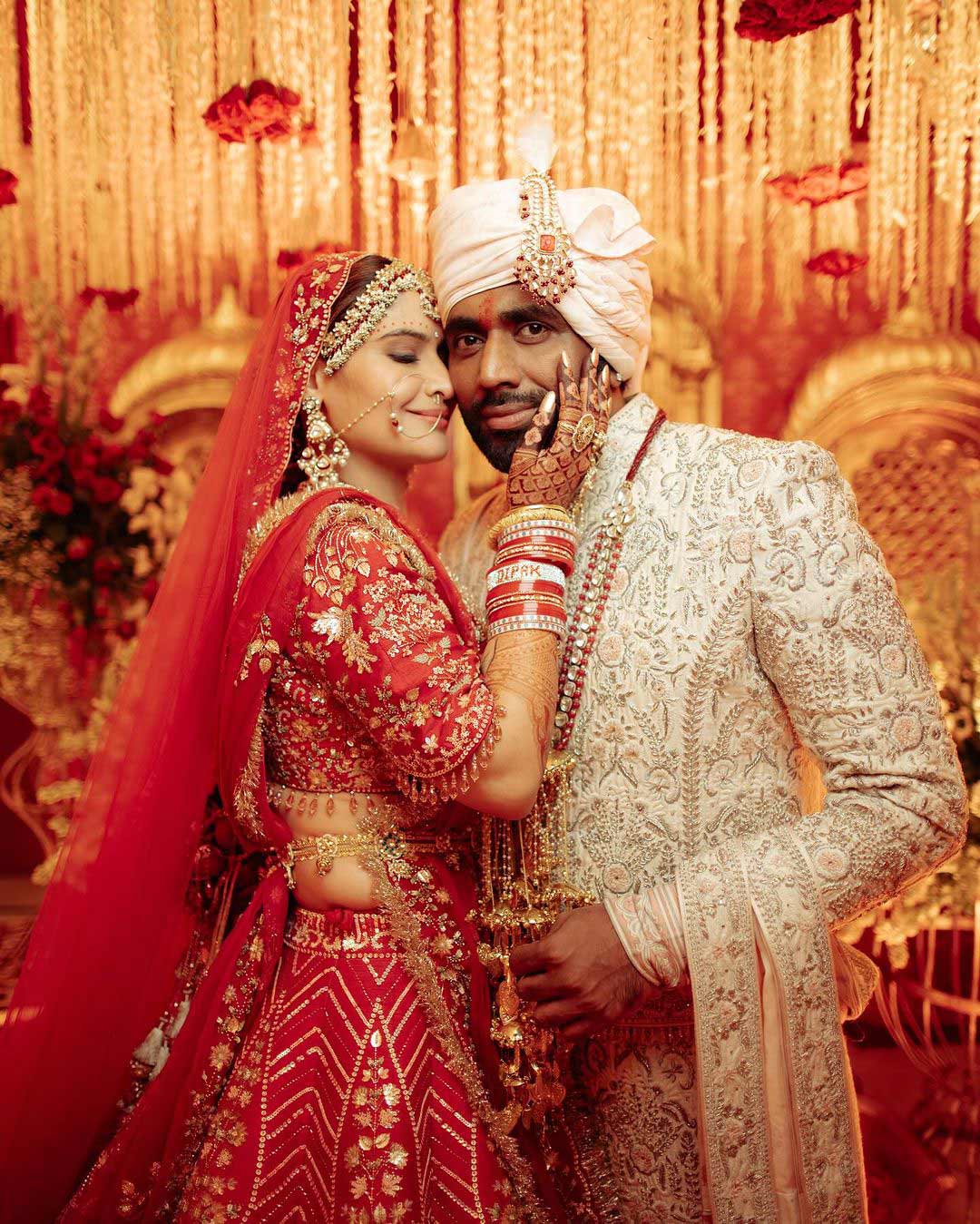 Arti’s wedding jewellery featured gold accents that complemented her lehenga