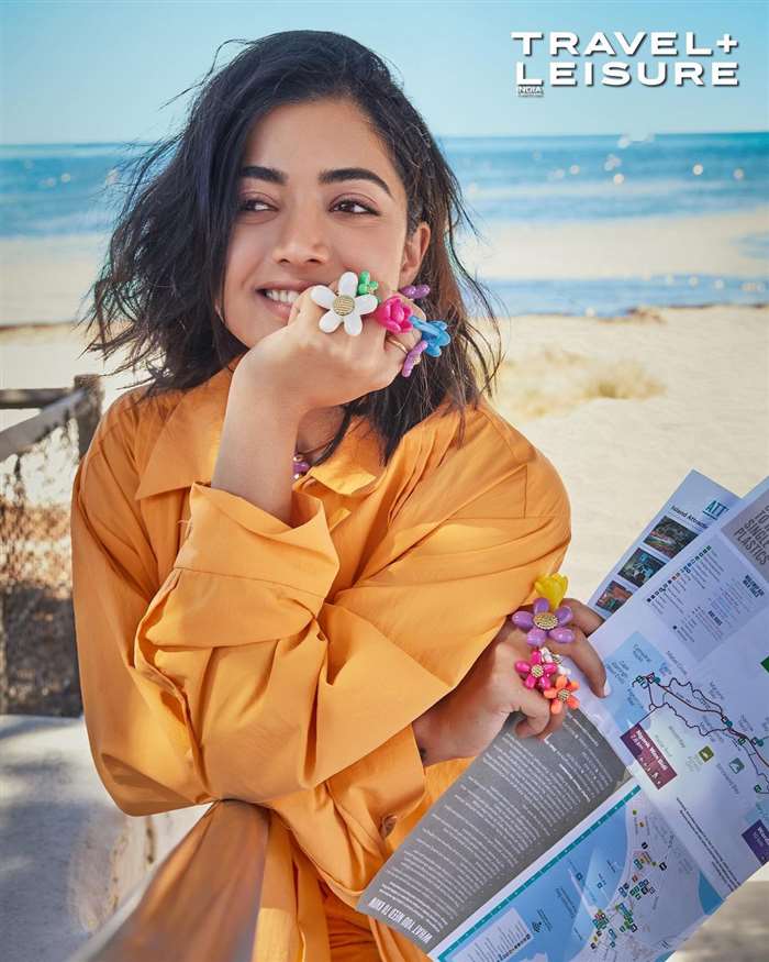 featuring an oversized fit and baggy sleeves.