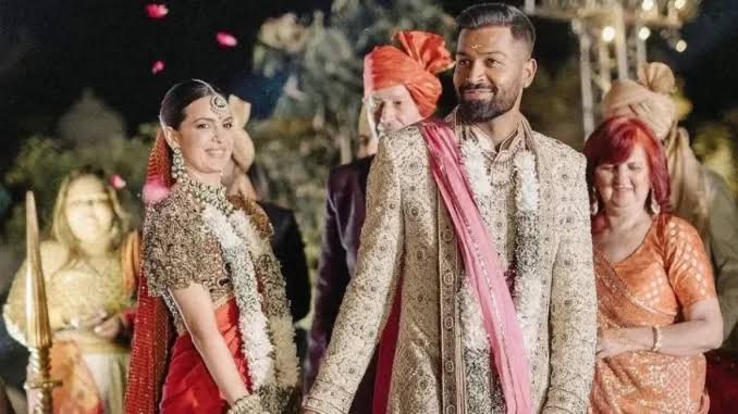 नताशा की मां भी हार्दिक को अपने गले से लगाकर कहती नजर आई कि उन्हें पता था कि वह उनसे मिलने जरूर आएंगे