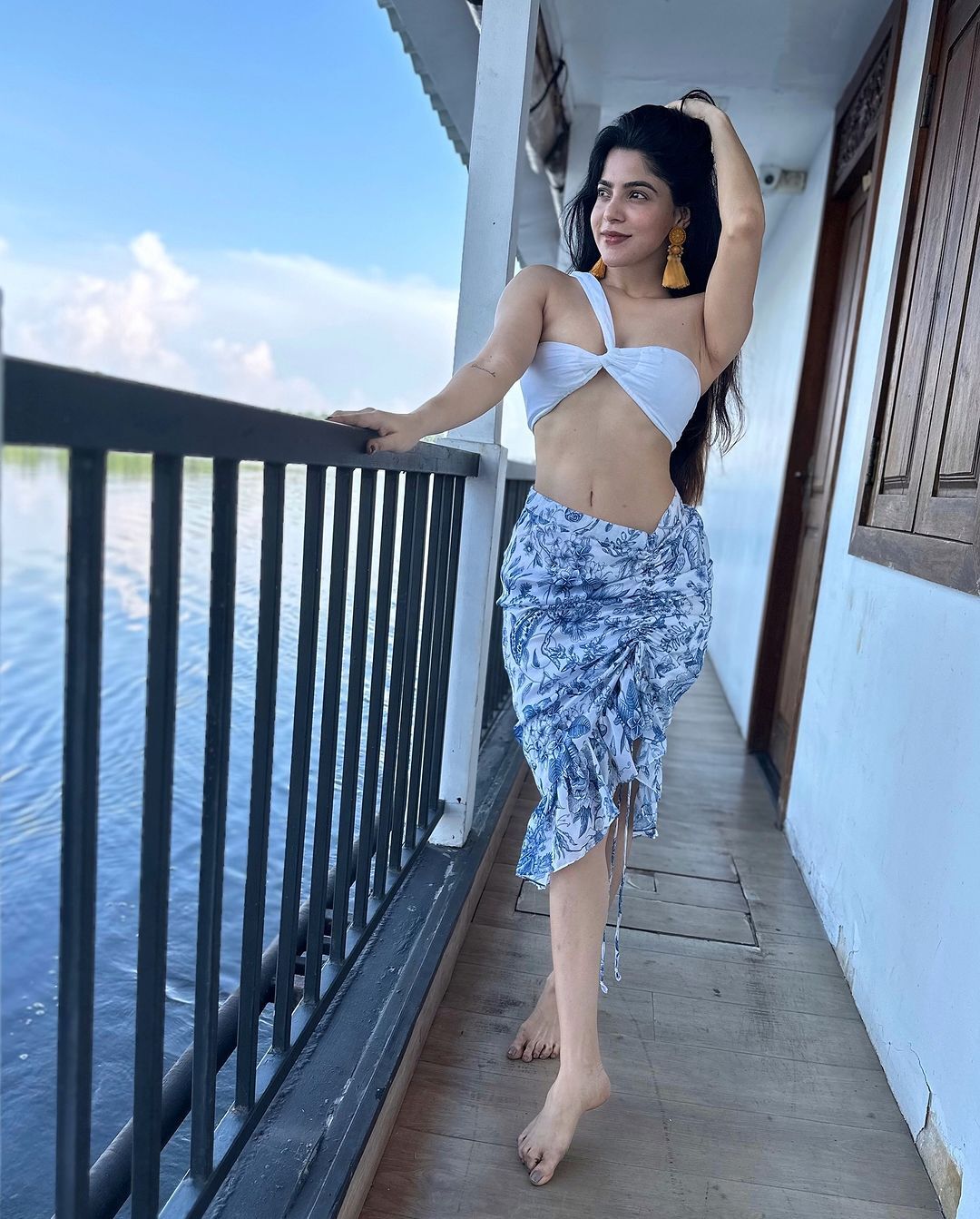 Divyabharathi enjoys her holidays at Srilanka and shares some steamy pics