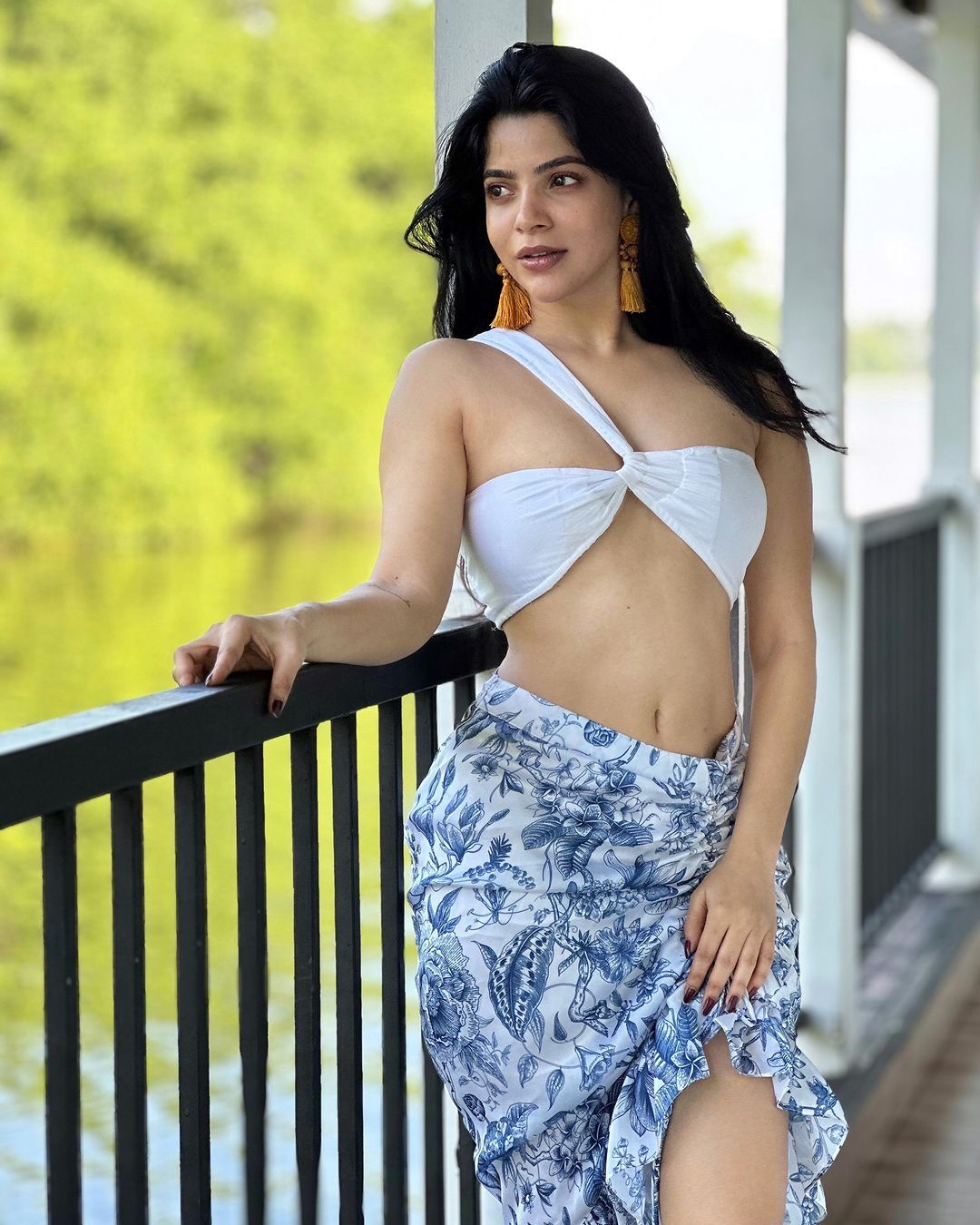 Divyabharathi enjoys her holidays at Srilanka and shares some steamy pics