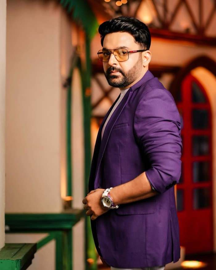 इसी दौरान कपिल शर्मा को सोनाक्षी सिन्हा चढ़ती हुई नजर आती है और कहती है कि लचक तो तुम में अभी भी है