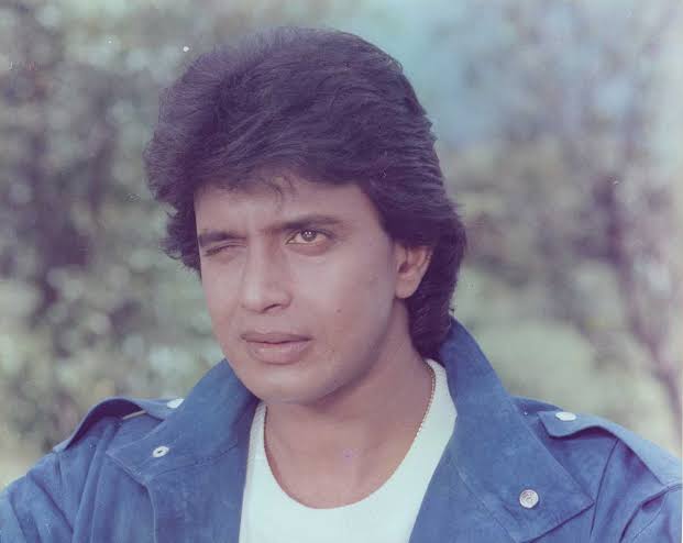 बॉलीवुड सिनेमा में कई सारे सितारे ऐसे हैं जिन्होंने अपने बचपन में काफी आर्थिक तंगी झेली और आज के वक्त में वह किसी भी पहचान के मोहताज नहीं है