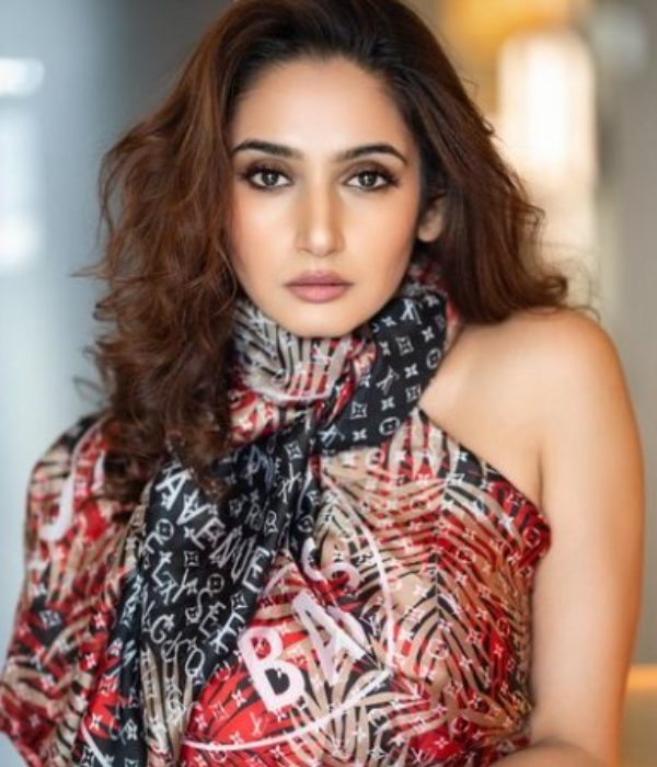 Ragini Dwivedi Flaunts Navel in hot Photoshoot
