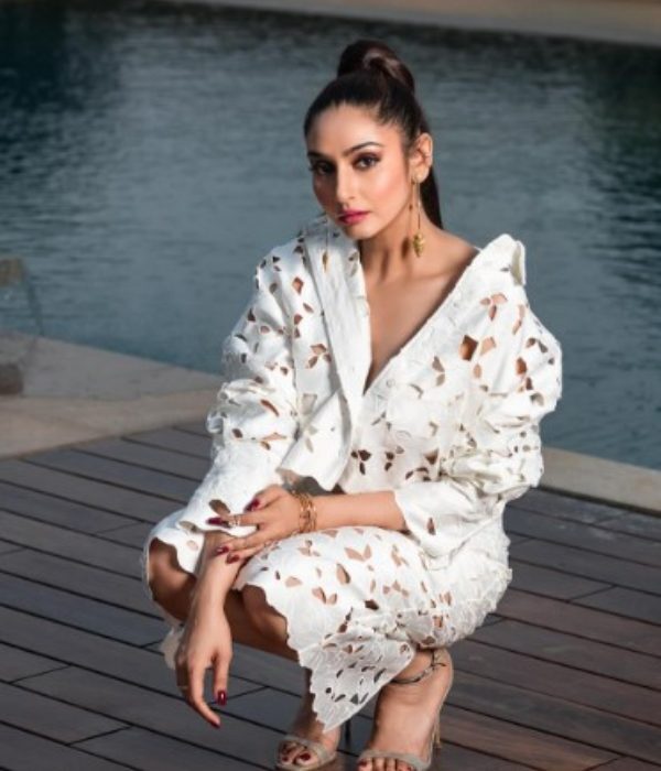 Ragini Dwivedi Flaunts Navel in hot Photoshoot
